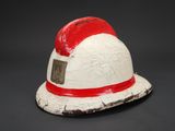 un chapeau blanc et rouge orné d'un ruban rouge