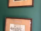 deux photos encadrées représentant un groupe de personnes, accrochées au mur