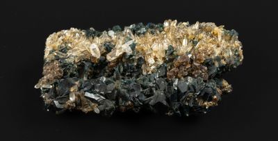gros plan d'un morceau de roche sur une surface noire