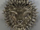 une broche en forme de tête de lion en argent sur fond gris