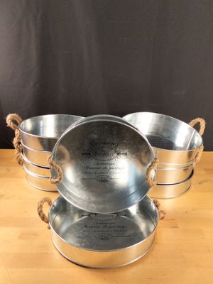 trois casseroles en métal posées sur une table en bois