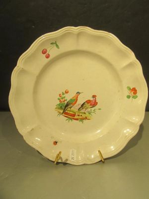 une assiette avec un oiseau posée sur une table