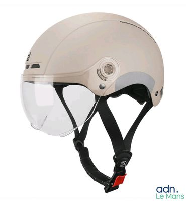 casque muni d'une visière et de lunettes de protection, sur fond blanc