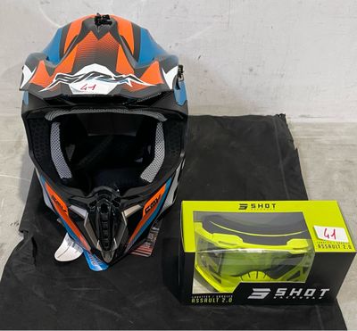 un casque et des lunettes de protection posés sur une table à côté d'une boîte