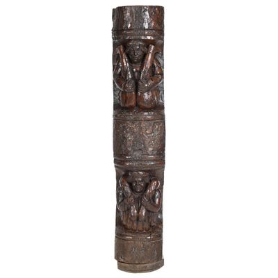 un gros plan d'un poteau en bois orné de sculptures
