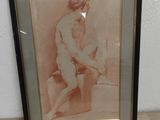 une photo d'une femme nue assise par terre