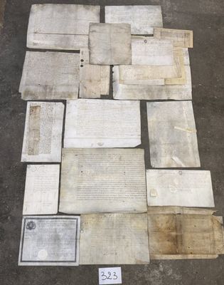 beaucoup de vieux papiers qui traînent par terre
