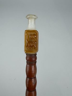 Pipe à opium, l'embout en agate sculptée d'un singe, le fût …