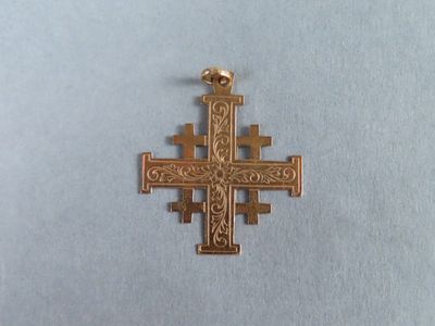 une image représentant une croix dorée sur fond bleu