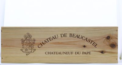 un panneau en bois sur lequel est inscrit « Château de Beaucaste »