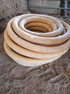 beaucoup de tuyaux posés par terre