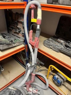 a machine that is sitting on the floor in a room