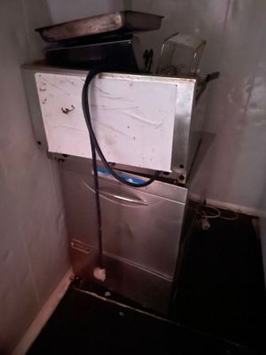une image d'une cuisine avec une cuisinière et un lave-vaisselle
