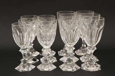 six verres à vin transparents posés sur une table noire