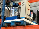 une machine posée sur une palette dans un entrepôt