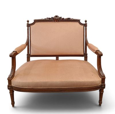 une image représentant une chaise dont le dossier et l'assise sont recouverts de tissu beige