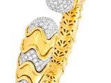 un gros plan sur une bague en or sertie de diamants