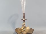 un vase en or surmonté d'un verre