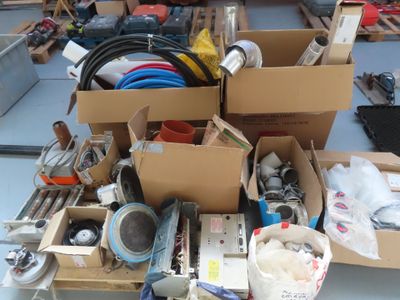 plusieurs caisses d'outils posées sur une table