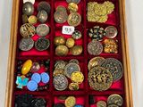 une boîte en bois remplie d'une multitude de boutons de toutes sortes