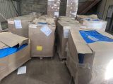 de nombreux cartons posés sur une palette dans un entrepôt