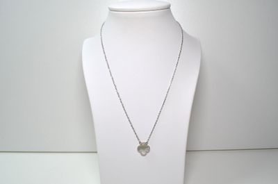 collier en argent avec un pendentif en forme de cœur sur un mannequin blanc