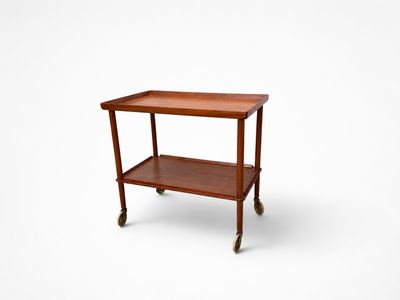 une image représentant une petite table en bois munie de roulettes, sur fond blanc