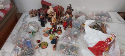 une table sur laquelle sont disposées de nombreuses figurines de Noël
