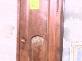 une horloge de parquet posée à côté d'un tableau accroché au mur