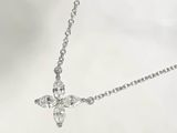 un collier en argent orné d'une fleur en cristal