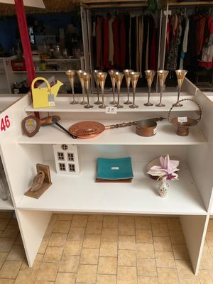 une étagère sur laquelle se trouvent plusieurs objets