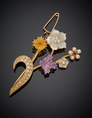 un gros plan sur une broche ornée de fleurs et de perles