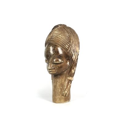 statue représentant la tête d'une femme sur fond blanc