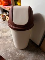 POUBELLES COMPRENANT : - deux Poubelles dôme en pvc blanc et…