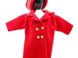 une poupée vêtue d'un manteau rouge et d'un chapeau