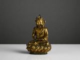 une statue de Bouddha en or posée sur une table blanche