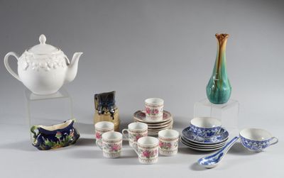 de nombreux types de théières, tasses et soucoupes