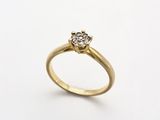 gros plan d'une bague en diamant sur une surface blanche
