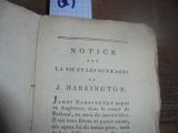 un vieux livre écrit posé sur une table