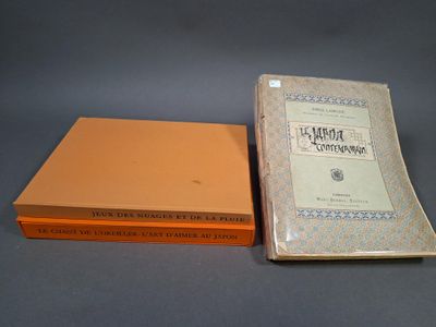 deux livres posés l'un à côté de l'autre sur une table