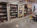 une pièce remplie de nombreux livres et d'un bureau