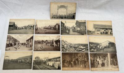 une vieille photo montrant une pile de vieilles cartes postales avec des photos de personnes