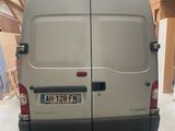 une camionnette garée à l'intérieur d'un bâtiment