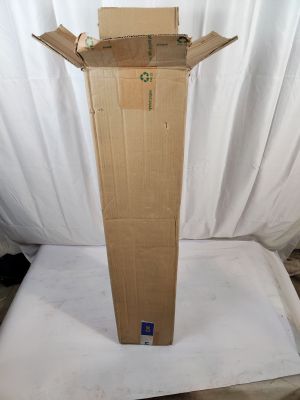 une boîte en carton posée sur une table