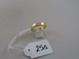 une bague en or à laquelle est attachée une étiquette de prix