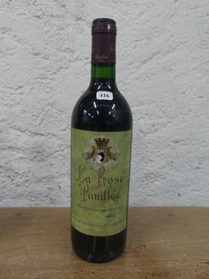 une bouteille de vin posée sur une table