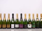 des bouteilles de champagne alignées en rang sur une table