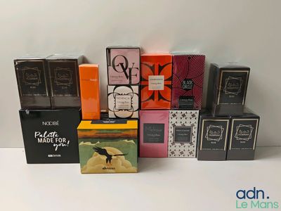 plusieurs boîtes contenant différents types de parfums, posées sur une surface blanche