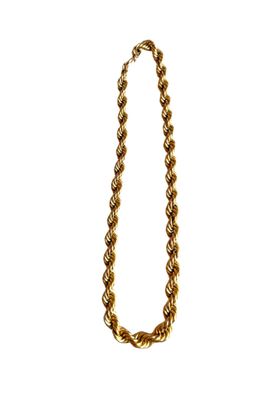 gros plan d'un collier en or sur fond blanc