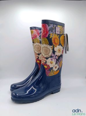 une paire de bottes de pluie bleues ornées de fleurs
